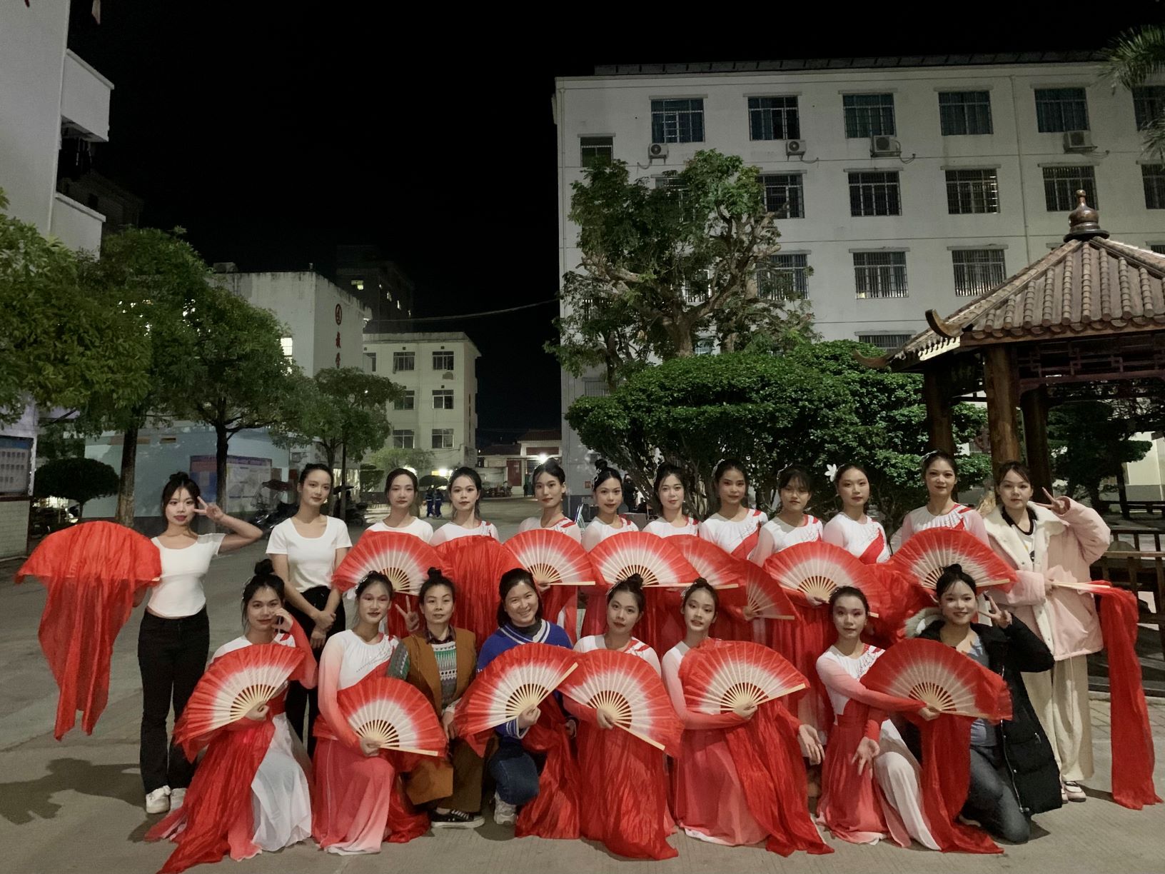 LY.COM到木乐一中绘画展示、参与晚会表演