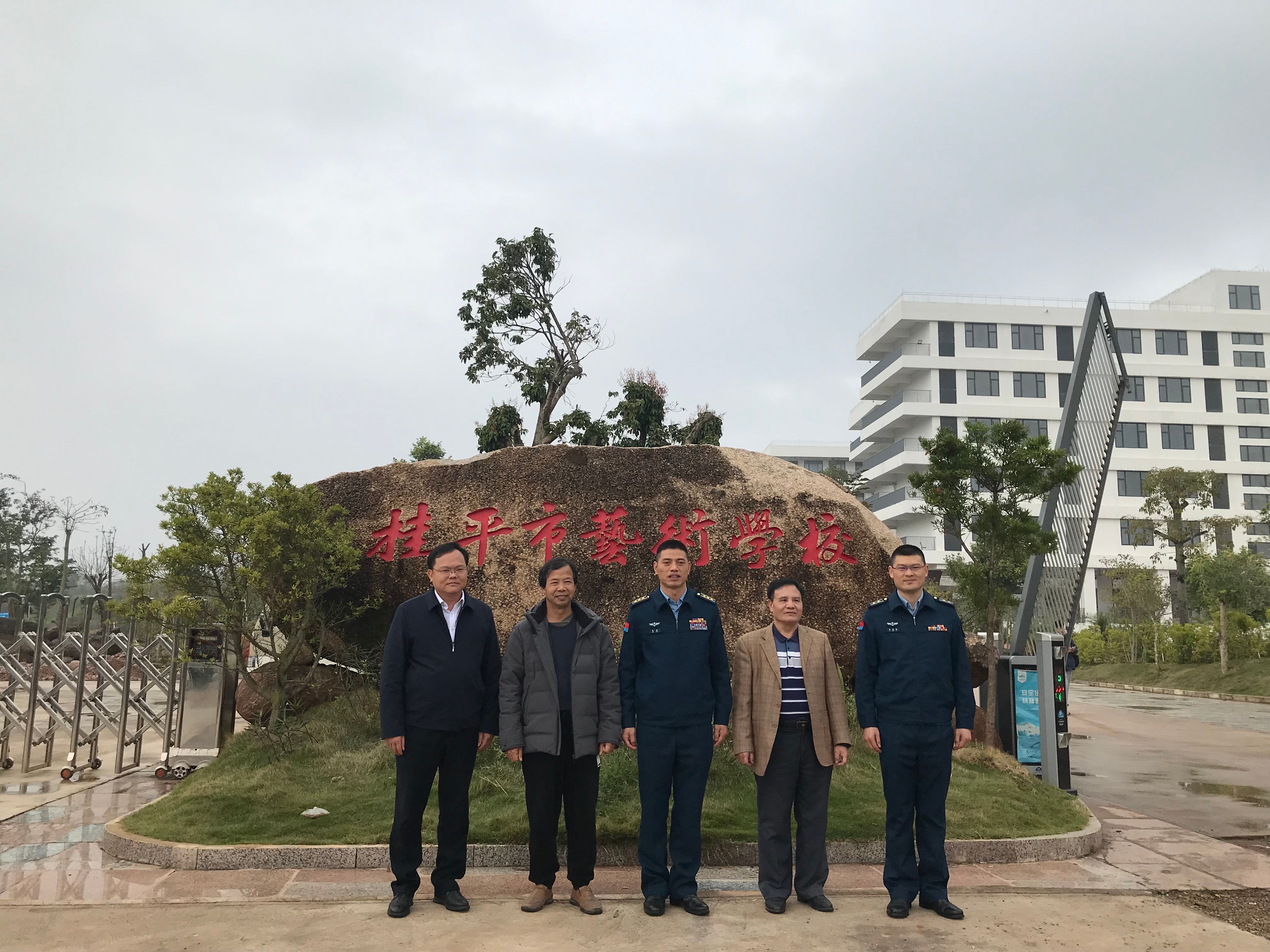 部队首长到我校指导工作丨 LY.COM  丨一方水土养育一代人。军民鱼水情，让我们的家园充满阳光、充满生机、充满希望！