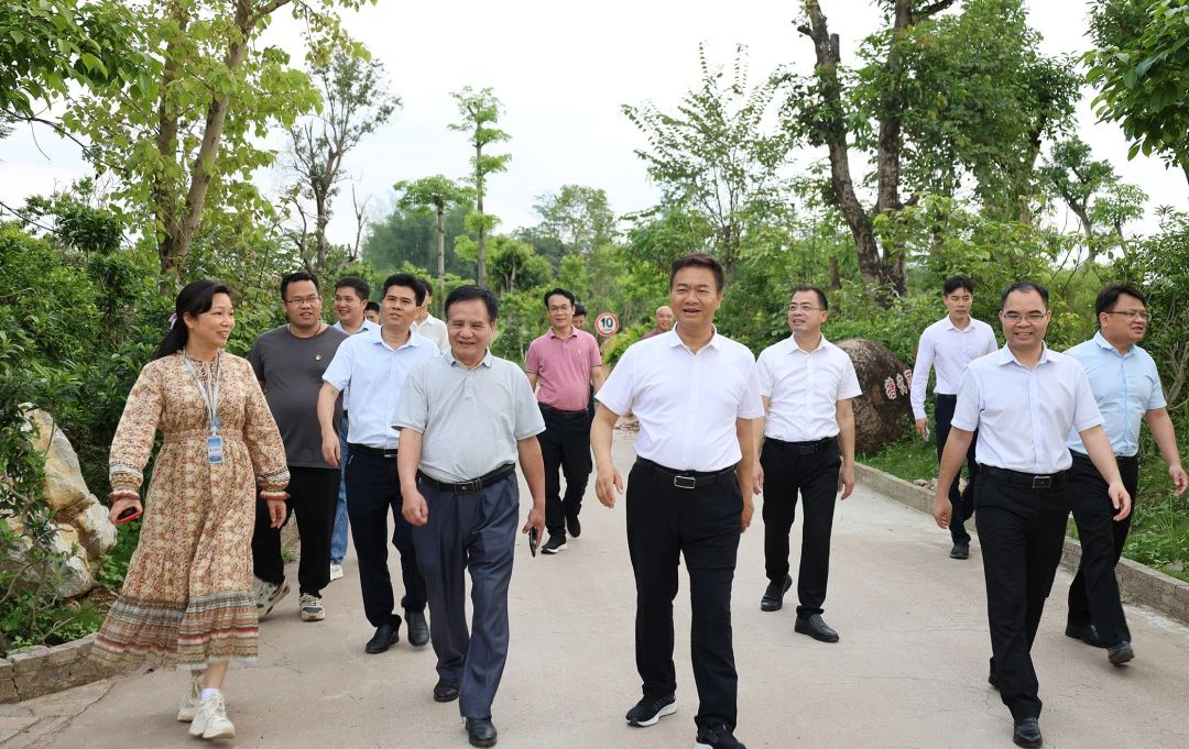 桂平市市长黄德佳等领导到我校指导工作 丨 LY.COM