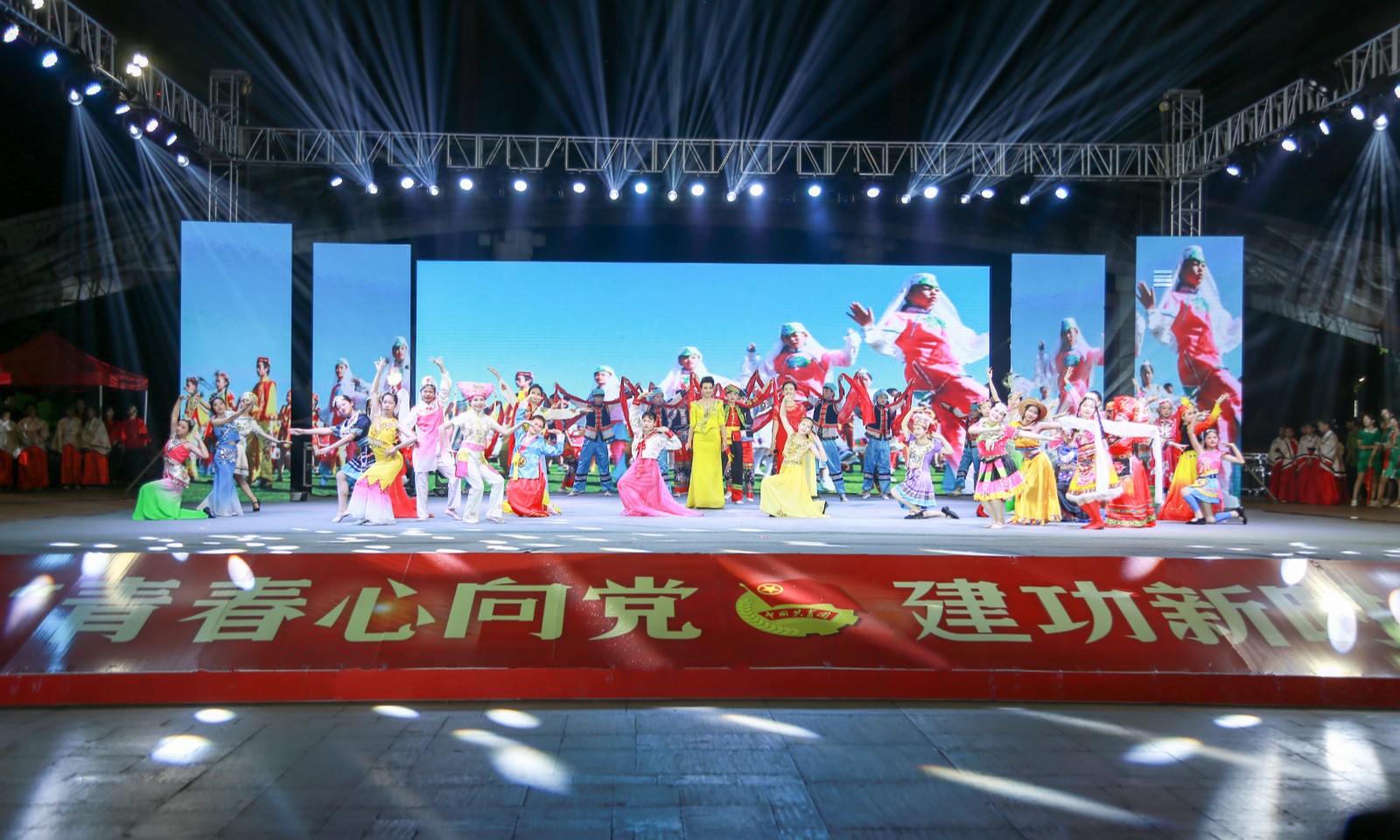 LY.COM参与2019年纪念五四运动100周年主题颁奖晚会表演